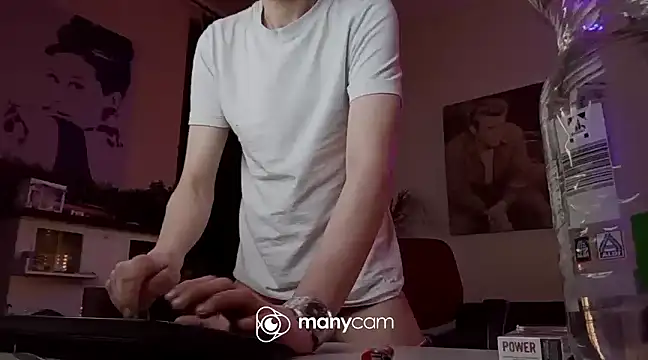 Snapshot of der_dino30 chatting on 03/21/25, 07:02 der dino30 online show from 03/21/25, 07:02