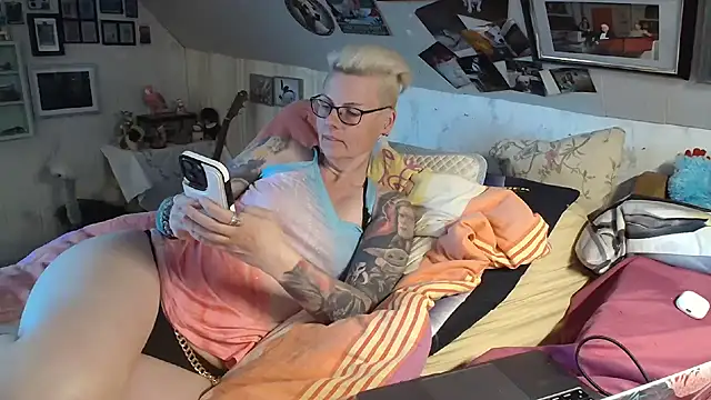 MaryG online show from 03/16/25, 04:56