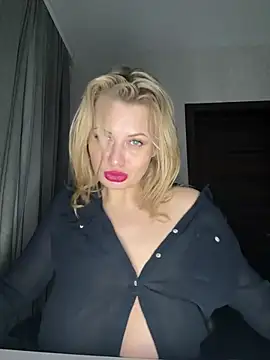 Snapshot of Evellyn chatting on 02/09/25, 03:53 Evellyn online show from 02/09/25, 03:53