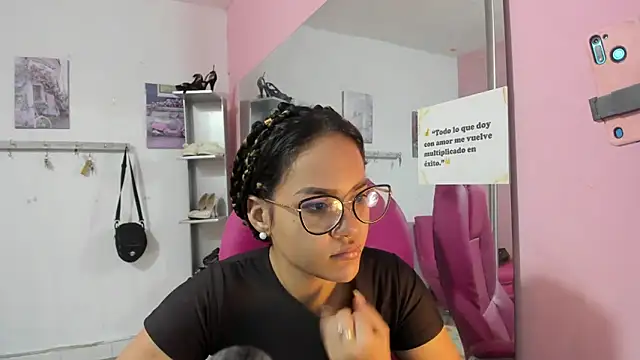 Snapshot of CAMILA--REY chatting on 02/14/26, 11:29 CAMILA--REY online show from 02/14/26, 11:29