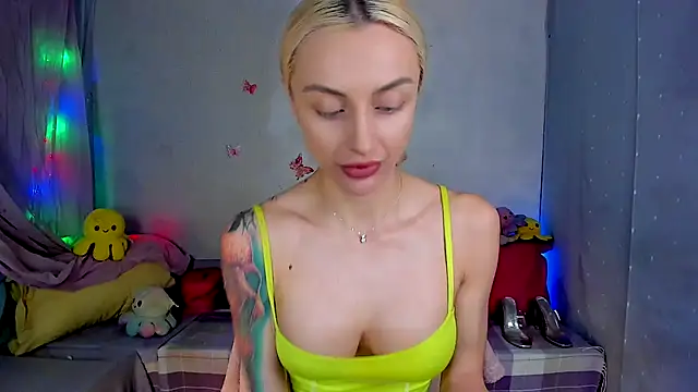 Snapshot of LickLizzy chatting on 11/02/25, 04:48 LickLizzy online show from 11/02/25, 04:48