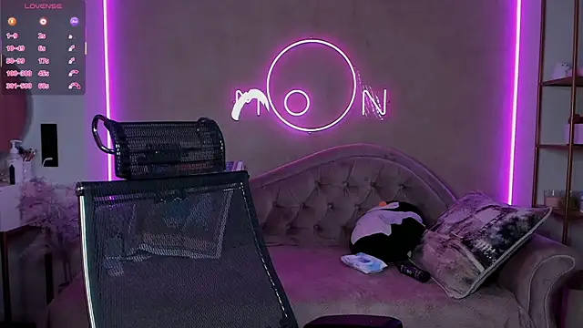 Snapshot of lika_lil chatting on 10/18/25, 04:48 lika lil online show from 10/18/25, 04:48