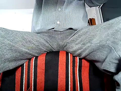 Snapshot of manan28 chatting on 10/13/25, 12:49 manan28 online show from 10/13/25, 12:49