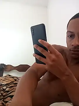 Snapshot of Pretinhoo25 chatting on 02/24/26, 02:48 Pretinhoo25 online show from 02/24/26, 02:48