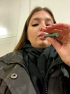 Snapshot of KrisMagnoly chatting on 11/14/25, 04:28 KrisMagnoly online show from 11/14/25, 04:28