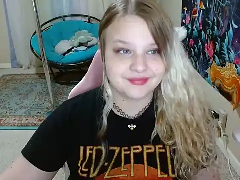 Snapshot of Emihaze chatting on 03/22/25, 01:22 Emihaze online show from 03/22/25, 01:22