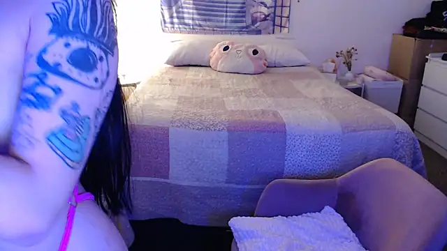 Snapshot of latinpetit chatting on 11/19/25, 02:11 latinpetit online show from 11/19/25, 02:11