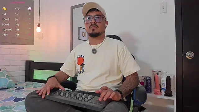 Snapshot of DaviidEvans_ chatting on 10/11/25, 08:35 DaviidEvans online show from 10/11/25, 08:35