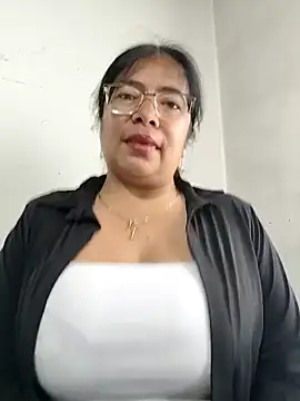   valentina18 online show from 04/19/26, 01:10