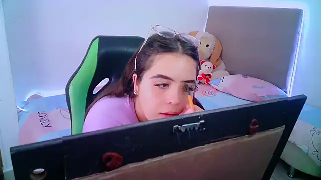 Snapshot of _alicia_z chatting on 01/28/25, 06:17 alicia z online show from 01/28/25, 06:17