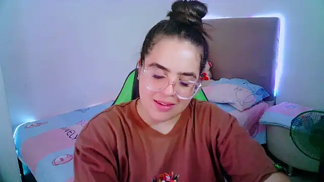 Snapshot of _alicia_z chatting on 02/02/25, 05:59 alicia z online show from 02/02/25, 05:59