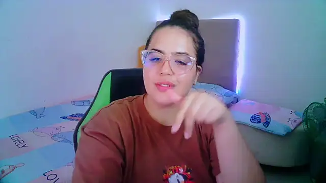 Snapshot of _alicia_z chatting on 02/03/25, 12:04 alicia z online show from 02/03/25, 12:04