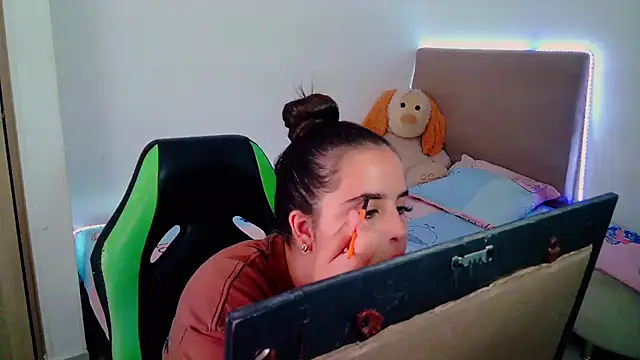 Snapshot of _alicia_z chatting on 02/04/25, 06:06 alicia z online show from 02/04/25, 06:06