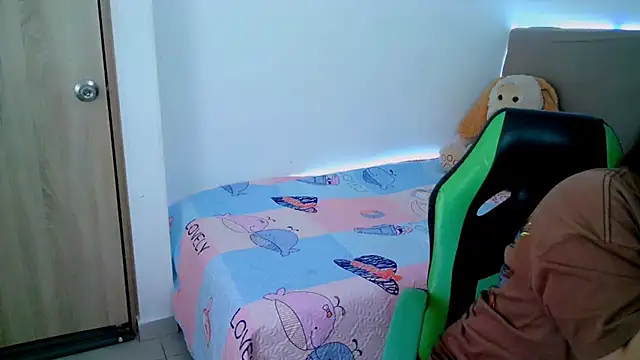 Snapshot of _alicia_z chatting on 02/18/25, 05:31 alicia z online show from 02/18/25, 05:31