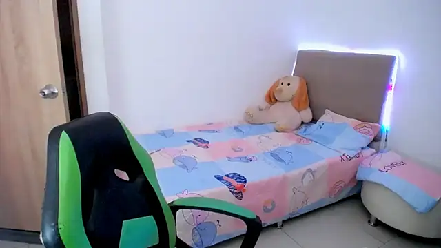 Snapshot of _alicia_z chatting on 02/25/25, 11:44 alicia z online show from 02/25/25, 11:44