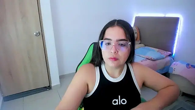 Snapshot of _alicia_z chatting on 03/17/25, 06:00 alicia z online show from 03/17/25, 06:00