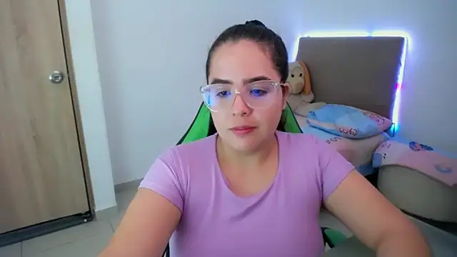 Snapshot of _alicia_z chatting on 03/20/25, 12:08 alicia z online show from 03/20/25, 12:08