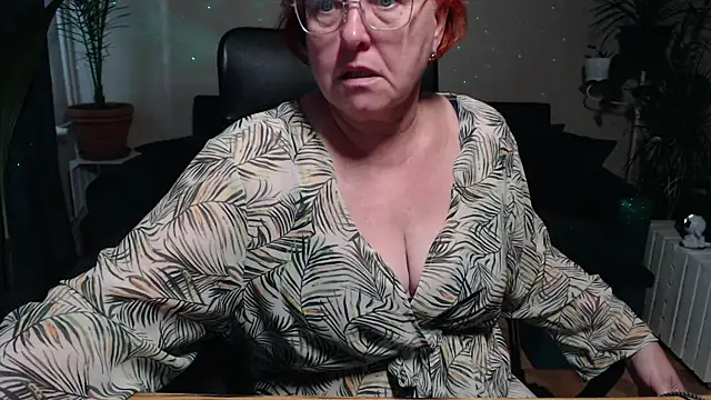 Snapshot of JoannaAndNeighbour chatting on 09/10/25, 07:41 JoannaAndNeighbour online show from 09/10/25, 07:41