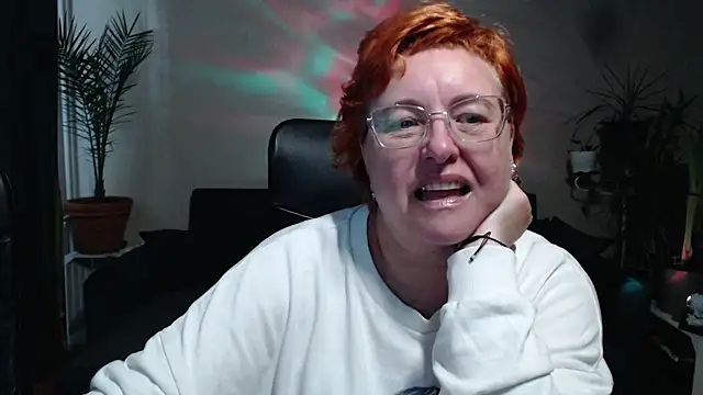 Snapshot of JoannaAndNeighbour chatting on 10/17/25, 08:17 JoannaAndNeighbour online show from 10/17/25, 08:17