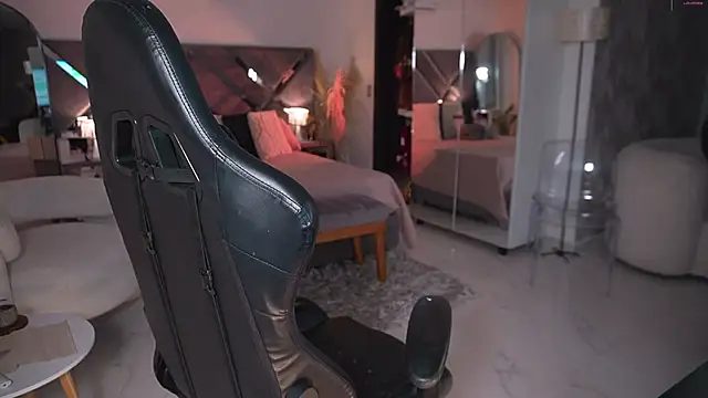 Snapshot of KateOwens chatting on 09/18/25, 10:39 KateOwens online show from 09/18/25, 10:39