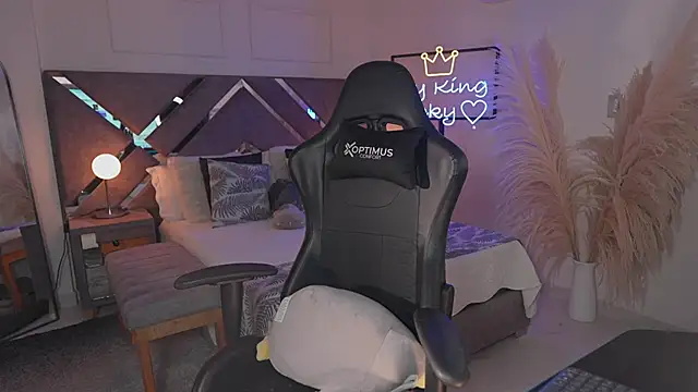 Snapshot of KateOwens chatting on 11/04/25, 10:58 KateOwens online show from 11/04/25, 10:58