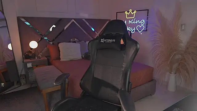 Snapshot of KateOwens chatting on 11/22/25, 11:20 KateOwens online show from 11/22/25, 11:20