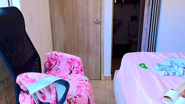 Snapshot of sara2520 chatting on 12/13/25, 08:58 sara2520 online show from 12/13/25, 08:58