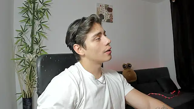 Snapshot of Giordano_Russo chatting on 01/13/25, 01:23 Giordano Russo online show from 01/13/25, 01:23