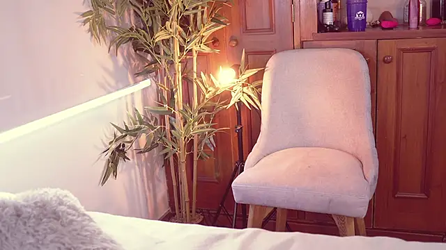 Snapshot of Lucy_fit chatting on 10/18/25, 11:44 Lucy fit online show from 10/18/25, 11:44