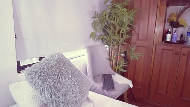 Snapshot of Lucy_fit chatting on 10/23/25, 11:31 Lucy fit online show from 10/23/25, 11:31