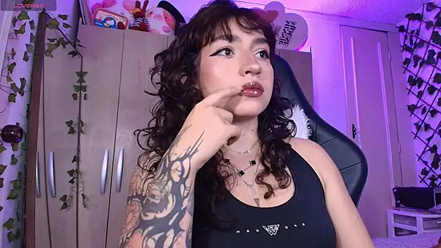 Snapshot of valenor_ chatting on 07/22/26, 04:15 valenor online show from 07/22/26, 04:15