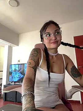 Snapshot of LunaXuan chatting on 01/24/25, 10:41 LunaXuan online show from 01/24/25, 10:41