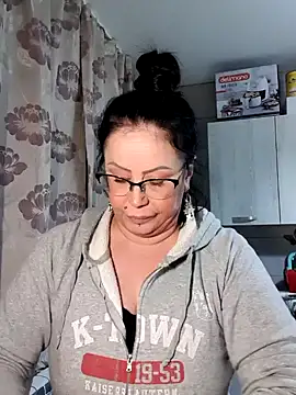 Snapshot of x__KHALEESI__x chatting on 01/05/25, 04:59 x KHALEESI x online show from 01/05/25, 04:59