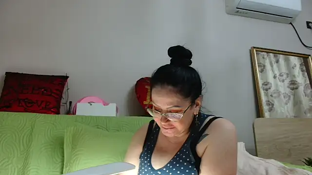 Snapshot of x__KHALEESI__x chatting on 01/24/25, 06:04 x KHALEESI x online show from 01/24/25, 06:04