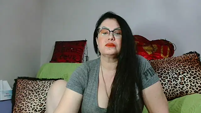 Snapshot of x__KHALEESI__x chatting on 02/01/25, 11:37 x KHALEESI x online show from 02/01/25, 11:37