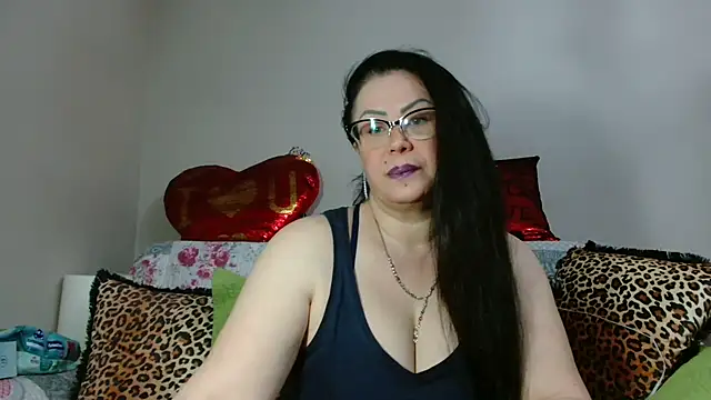 Snapshot of x__KHALEESI__x chatting on 03/09/25, 06:32 x KHALEESI x online show from 03/09/25, 06:32