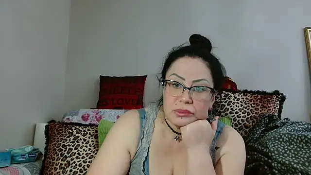 Snapshot of x__KHALEESI__x chatting on 03/19/25, 02:13 x KHALEESI x online show from 03/19/25, 02:13