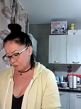 Snapshot of x__KHALEESI__x chatting on 10/15/25, 03:45 x KHALEESI x online show from 10/15/25, 03:45