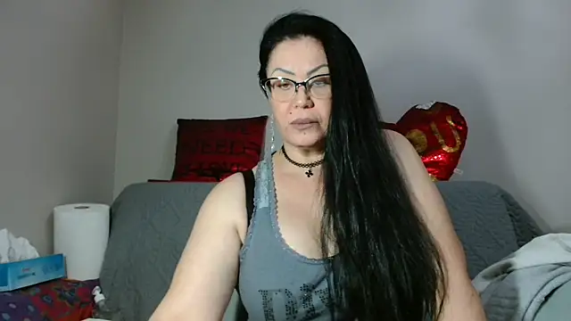 Snapshot of x__KHALEESI__x chatting on 10/23/25, 04:39 x KHALEESI x online show from 10/23/25, 04:39