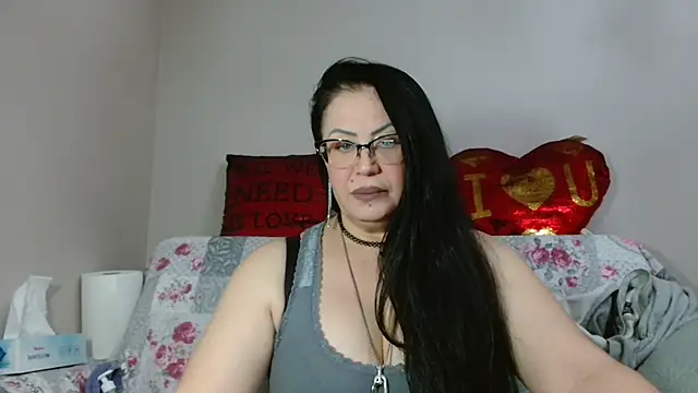 Snapshot of x__KHALEESI__x chatting on 11/09/25, 03:32 x KHALEESI x online show from 11/09/25, 03:32