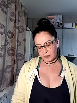 Snapshot of x__KHALEESI__x chatting on 11/21/25, 05:22 x KHALEESI x online show from 11/21/25, 05:22