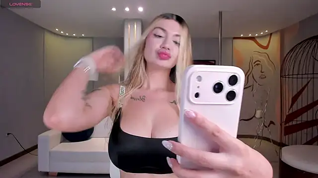 NiaHolland online show from 04/05/26, 05:54