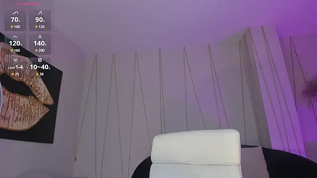 NiaHolland online show from 04/18/26, 07:58