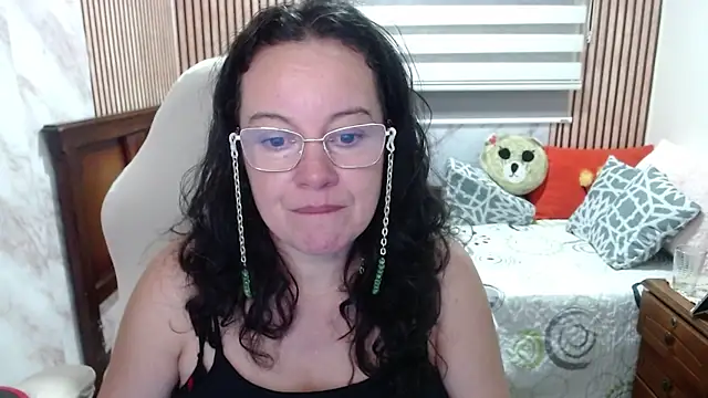 Sonialorens  online show from 05/05/26, 05:32