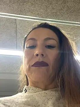 Snapshot of angelitasexy81 chatting on 10/27/25, 04:44 angelitasexy81 online show from 10/27/25, 04:44