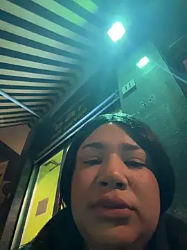 Snapshot of IamSashaLuv chatting on 12/17/25, 05:57 IamSashaLuv online show from 12/17/25, 05:57