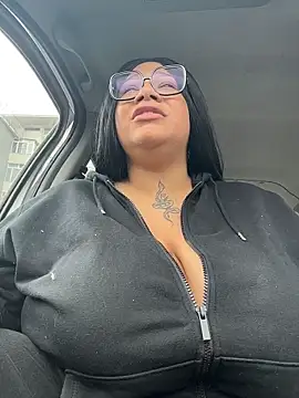 Snapshot of IamSashaLuv chatting on 12/18/25, 10:54 IamSashaLuv online show from 12/18/25, 10:54