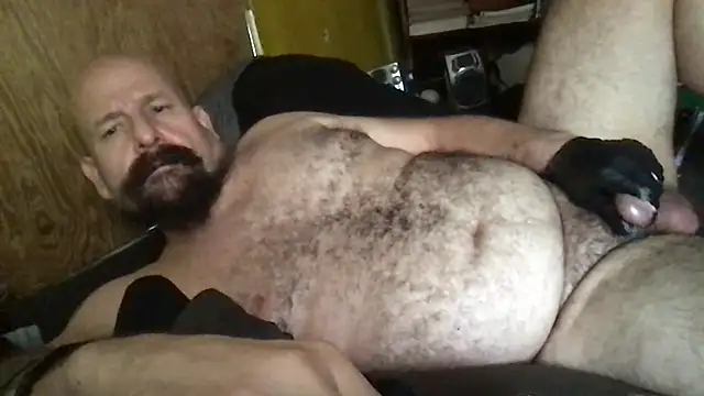 Snapshot of madmaxmiami chatting on 11/19/25, 05:02 madmaxmiami online show from 11/19/25, 05:02