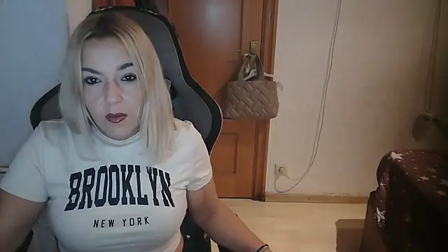 Snapshot of bekka__ chatting on 10/31/25, 08:15 bekka online show from 10/31/25, 08:15