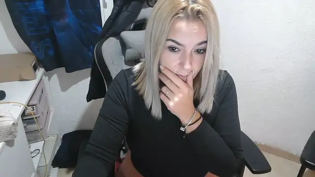 Snapshot of bekka__ chatting on 11/10/25, 07:02 bekka online show from 11/10/25, 07:02